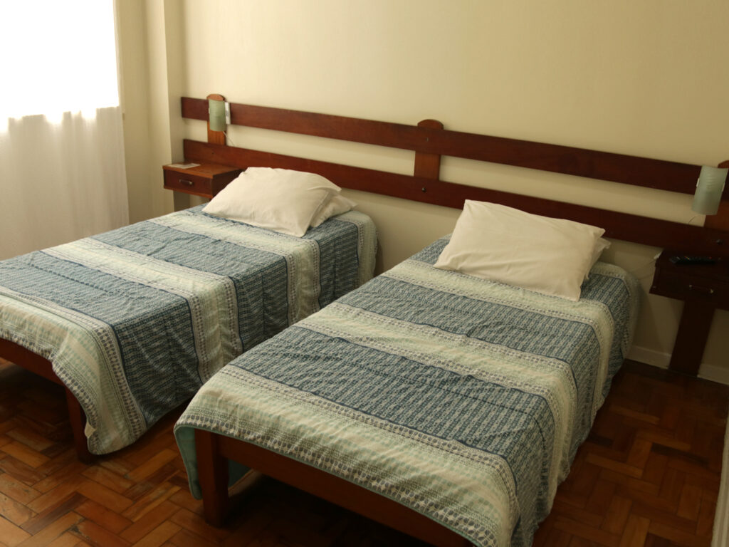 Apartamento conjugado novo com duas camas separadas