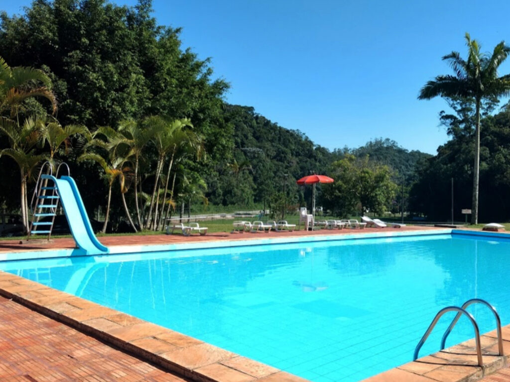 Piscina grande com escorregador do Hotel Estância Pilar